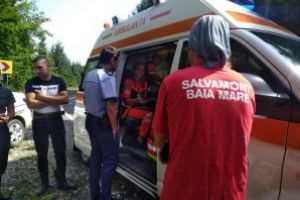 (FOTO)Salvamontistii baimareni au intervenit pentru salvarea unui barbat care a cazut intr-o rapa dupa ce un copac l-a lovit in cap