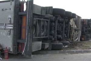 Autocamion rasturnat in cursul noptii, pe DN 14