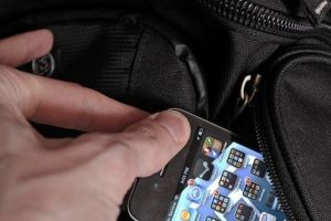 Şi furat, şi amendat: Cum a ajuns un bihorean căruia i s-a furat telefonul mobil sancţionat de poliţişti