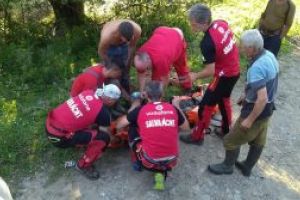 (FOTO)Barbat cazut intr-o rapa, recuperat de salvamontistii din Viseu de Sus. Incidentul s-a petrecut la Novat, Valea Vaserului