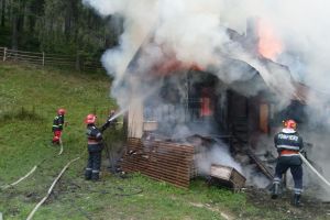 Incendiu puternic la o casă aflată în pădure, cu pericol de extindere la fondul forestier