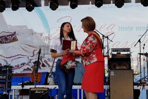 FOTO/VIDEO. Singura elevă cu 10 la BAC, premiată la Negreşti-Oaş