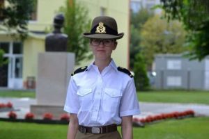 FOTO. O tânără absolventă a Colegiului Naţional Militar “Mihai Viteazul”, şef de promoţie la specialitatea militară Geniu din cadrul Academiei Forţelor Terestre “Nicolae Bălcescu” din Sibiu