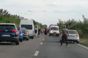 Biciclist în stare gravă după ce a fost lovit de o maşină, pe drumul ce leagă Timişoara de Moraviţa