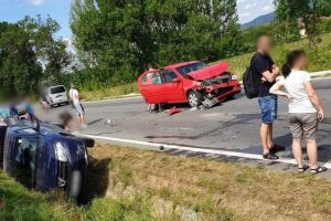 Trafic îngreunat spre Cluj. O persoană a fost rănită în urma coliziunii dintre trei autoturisme (FOTO)