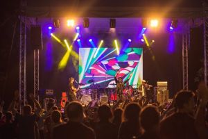 VIDEO FOTO – Hara a electrizat publicul la Sibiul de Odinioară – Duminică urcă pe scenă Ducu Bertzi, Victor Socaciu, Emeric Imre şi Cristian Buică