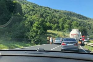 Trafic blocat pe Valea Oltulu. Accident cu trei maşini