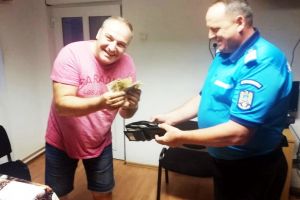 Jandarmii din Stâna de Vale au întors din drum un turist din Dej pentru a-i returna portofelul cu toate actele şi aproape 1.000 lei