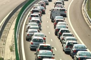 Accident pe Autostrada A2. Se circula dirijat, pe banda de urgenta si banda 1