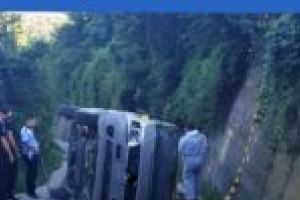 Beat şi fără permis, s-a răsturnat cu maşina într-o râpă, peste o bătrână! Apoi a fugit!