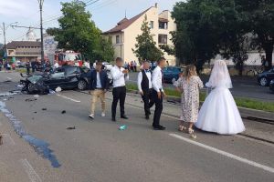 FOTO Un mire a intrat cu BMW-ul într-un stâlp după cununie. A scăpat cu viaţă miraculos