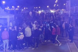Scandal produs de un tânăr drogat la show-ul de la Cornişa. Poliţiştii locali au intervenit să-l calmeze