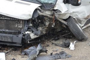 Trafic blocat pe DN 1, în Bihor: Un autoturism s-a ciocnit cu un autocar între Uileacul de Criş şi Urvind
