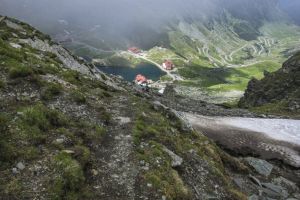 O fetiţă de 5 ani a alunecat şi a căzut de pe creastă, peste 150 de metri, în Munţii Făgăraş