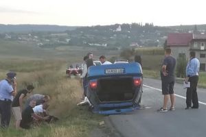 FOTO O maşină de Botoşani răstunată pe drumul eurpopean E58. Două persoane, soţ şi soţie, au fost rănite