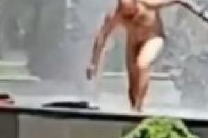 VIDEO. Cât costă o baie nud în fântâna din centrul oraşului?