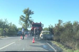 Maşină făcută scrum în urma unui incendiu, în apropiere de Gătaia