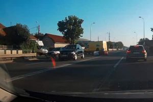 VIDEO| Știrea ta: ACCIDENT FILMAT, în acestă dimineaţă, la Alba Iulia. Impact între două autoturisme, într-o intersecţie în sens giratoriu