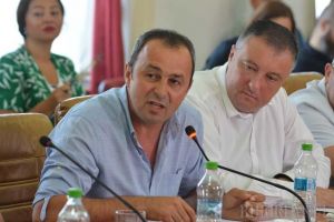 Supărarea când îmi vine… Liberalul Alin Peti a bătut un adolescent şi pe părinţii lui, în propria lor curte