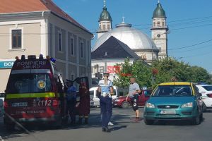 FOTO. Accident pe trecere. Un taxi a dat peste o bătrână