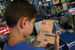 Elevii claselor a VII-a vor începe şcoala fără manuale