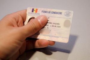 S-a ales cu dosar penal, după ce a fost prins că rula cu 115 km/h şi fără permis