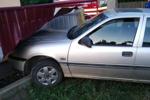 Bărbat de 60 de ani, mort după ce a intrat cu maşina într-un gard