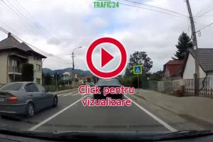 Depăşire în viteză, pe trecerea în pietoni, în timp ce ceilalţi şoferi dădeau ...