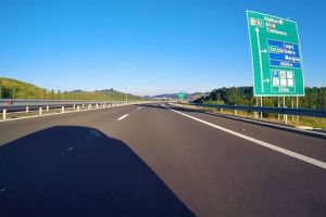 Autostrada Deva – Lugoj inaugurată cu semnele vechi de circulaţie. Șoferii ies tot în drumul naţional