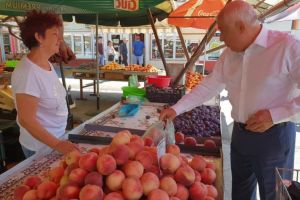FOTO – Ministrul Petre Daea în vizită la Piaţa Cibin. Nu a plecat cu mâna goală