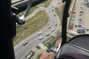 Week-end în zgomot de elicopter. De ce a survolat aparatul MAI la înălţime atât de mică de sol