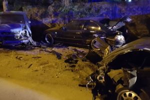 Patru maşini făcute praf de un gorjean care fugea de poliţie, la Timişoara