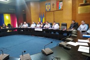 Subprefectul judeţului Botoşani, luat la întrebări de vicepremierul Fifor în videoconferinţa pe tema pregătirii şcolilor pentru noul an şcolar