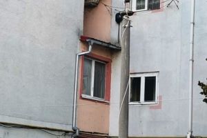 Plătim milioane de lei pentru iluminat public, iar în cartierele Focşaniului încă mai sunt lampadare de pe vremea comunismului