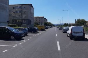 Șoferii care au parcat pe această stradă din Bistriţa trebuie să elibereze locurile la prima oră (FOTO)