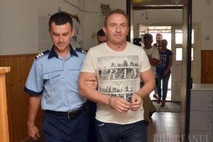 „Spălat” de judecători: Cum a scăpat de închisoare fostul director al Colegiului Şaguna, Răzvan Vonea