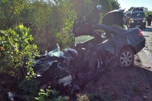 FOTO Tragedie rutieră! Un tânăr de 23 de ani a murit după ce s-a izbit cu un Mercedes într-un autocar