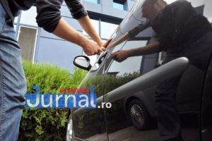 Cercetat de poliţişti după ce a furat bani din torpedoul unei maşini