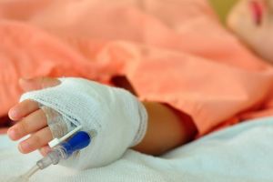 Necaz într-o familie din judeţul Botoşani. Un copil de un an şi două luni a ajuns de urgenţă la spital