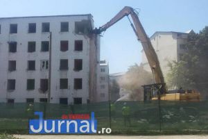 FOTO: A început demolarea blocului G2. “NATO” devine istorie