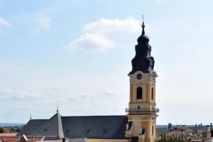 Biserica şi antenele: Elevii Liceului Greco-Catolic din Oradea sunt iradiaţi de o staţie de telefonie pitită în acoperişul Catedralei Sf. Nicolae