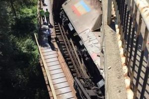Un tren de marfă a deraiat pe podul de peste apa Sucevei de la Dorneşti