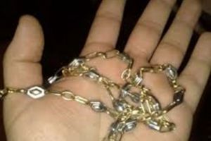 Tânăr reţinut de poliţişti! I-a furat unui bărbat (61 ani) lănţişorul de la gât