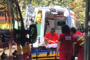Femeie lovită pe o trecere de pietoni, la Bistriţa. Șoferul care a trecut pe roşu era băut