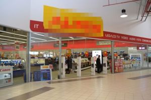 Un hoţ, două magazine, trei telefoane furate. Poliţiştii l-au prins imediat