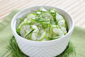 Perfecta pentru vara! Poţi transforma salata de castraveţi cu iaurt într-un adevărat deliciu. Ingredientul care schimbă totul