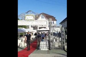 Primim la redacţie: Nunta Denisei cu Laurenţiu îngreunează traficul pe DN 17 şi asurzeşte Viişoara