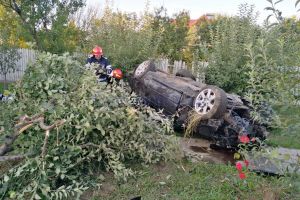 FOTO & VIDEO Accident spectaculos produs de un şofer la Botoşani! A rupt cu un BMW un parapet, a sărit o râpă, a distrus un gard şi s-a răsturnat cu roţile în sus