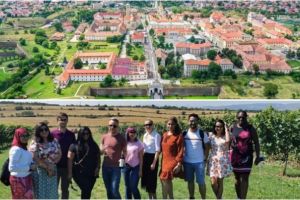 Cetatea Alba Carolina a avut parte de o vizită specială, zilele trecute. Jurnalişti şi bloggeri din Dubai au poposit în vechea aşezare, realizând poze care vor fi postate pe reţelele de socializare