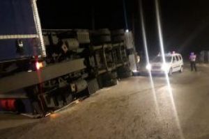 Remorca unui TIR din Croatia s-a rasturnat la intrarea in Baia Mare dinspre Recea (FOTO)